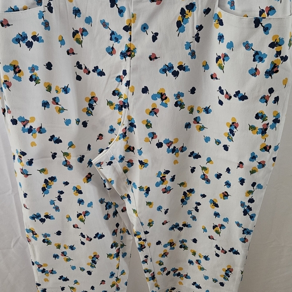 Kate & Mallory White Floral Cropped Pants - Picture 3 of 3